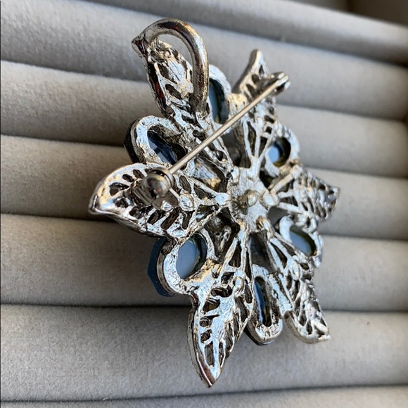 Flower Pin - Picture 3 of 4